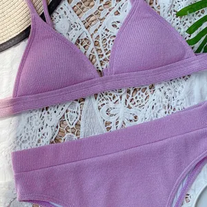 Vista macro detallada que muestra la textura del bikini de triángulo acanalado púrpura