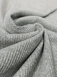 Dettaglio della trama del tessuto a maglia a coste grigio per tute da festa sexy.