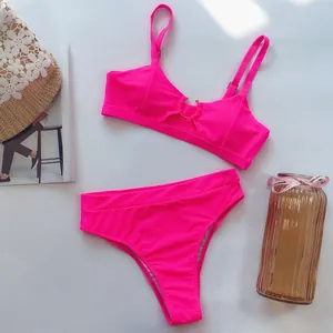 Lebhaftes neonrosa zweiteiliges Bikini-Set mit High-Waist-Hose und einem Ring-Top