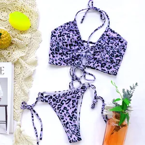 Vue à plat d'un ensemble bikini léopard violet avec des accessoires de plage d'été