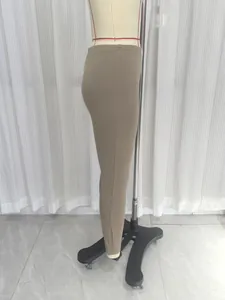 Gedetailleerd zijaanzicht van elastische legging met hoge taille op een paspop model.