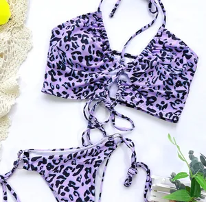Gros plan détaillé d'un bikini imprimé léopard violet avec design dos nu à lacets