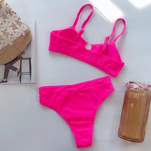 Flachbild-Detail eines leuchtend neonpinken zweiteiligen Bikinis mit hoher Taille