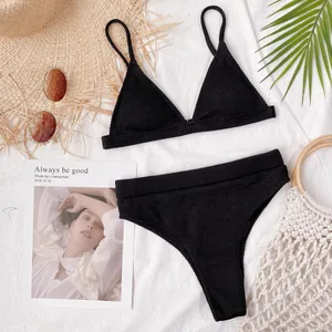 Primer plano de la textura acanalada negra de este moderno bikini de triángulo de dos piezas.