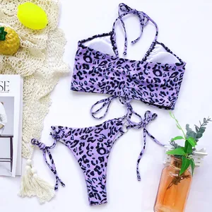 Détail bikini imprimé léopard violet maillot de bain deux pièces avec nouettes latérales