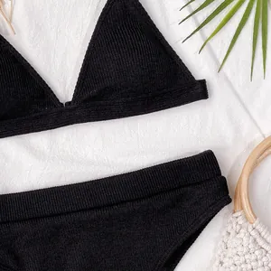 Primer plano del tejido acanalado negro de un conjunto de bikini de triángulo mujer.