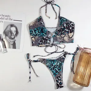 Détail d'un bikini à imprimé léopard et serpent avec haut licou et bas à lanières