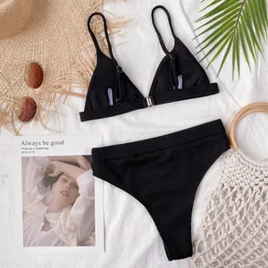 Elegante conjunto de bikini acanalado negro para mujer, fotografía cenital con accesorios de playa