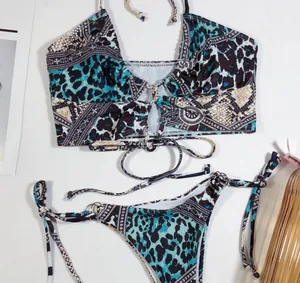 Vue détaillée d'un ensemble bikini bleu imprimé léopard et serpent sur un fond blanc uni