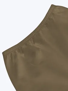 Detailopname van de hoge elastische tailleband op bruine compressie leggings voor dames