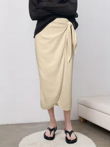 Eleganter beige Leinrock mit unregelmäßigem Saum und schickem Seitenknoten-Detail