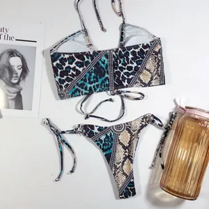 Vue détaillée à plat d'un bikini à imprimé animal mixte, motifs léopard et serpent