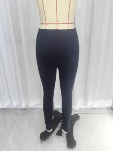 Achteraanzicht van zwarte elastische legging met hoge taille