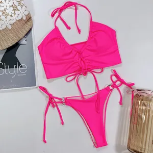 Vue détaillée du bikini rose néon avec haut licou et bas de maillot à nouer