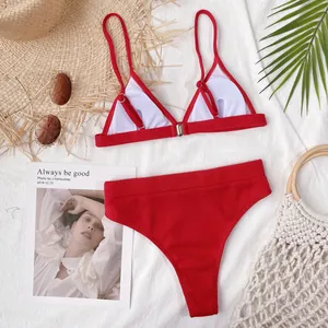 Vista detallada de un conjunto de bikini rojo acanalado con top triangular y corte alto
