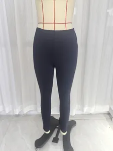 Vooraanzicht van zwarte elastische legging met hoge taille op een paspop, strakke pasvorm