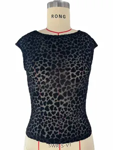 Detailansicht eines sexy schwarzen, durchsichtigen Mesh-Tops mit Herzmuster-Flock