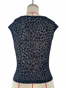 Detailansicht eines sexy transparenten T-Shirts mit schwarzem Herzmuster auf Mannequin