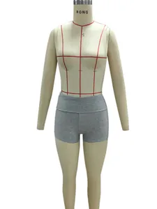 Dettaglio di pantaloncini grigi a costine su manichino con design a vita pieghevole.