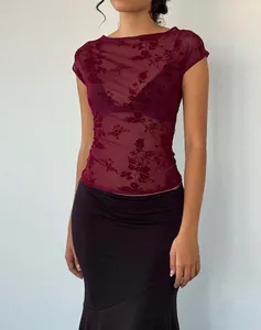 Detailansicht eines weinroten, transparenten floralen Spitzen-T-Shirts für Damen chic