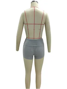 Vista posteriore di pantaloncini casual da donna aderenti a costine grigie su manichino