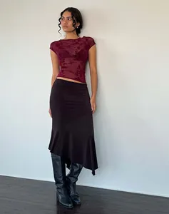 Detailansicht eines sexy durchsichtigen burgunderroten Spitzenoberteils an einem Modell