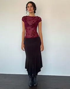 Detailansicht eines weinroten Spitzen-T-Shirts mit einem asymmetrischen schwarzen Rock.