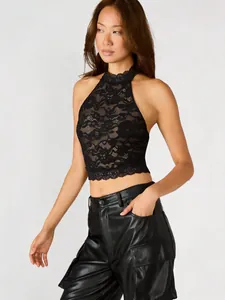 Vista dettagliata del top halter sexy in pizzo floreale nero con collo smerlato