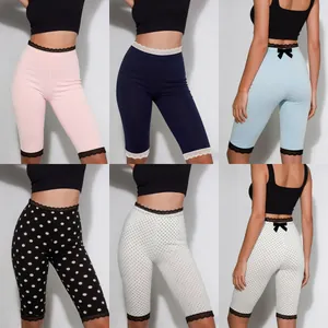 Detailansicht von eng anliegenden Leggings mit Spitzenbesatz in verschiedenen Farben