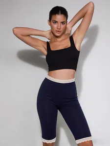 Detailansicht der dunkelblauen Leggings mit weißer Spitze und elastischem Bund