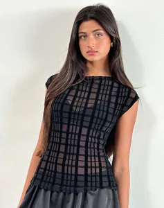 Model trägt ein sexy schwarzes Mesh-Oberteil mit Karomuster und figurbetonter Passform