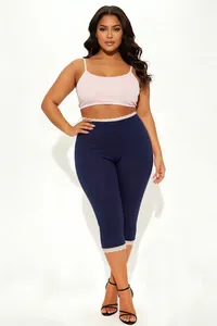 Professionelles Studiofoto von Navy-Capri-Leggings in Übergröße mit weißen Spitzenverzierungen
