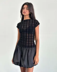 Detailansicht eines schwarzen, transparenten Mesh-T-Shirts mit Karomuster und Rundhalsausschnitt