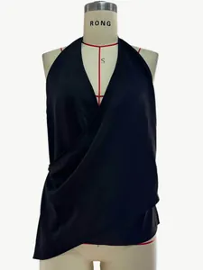 Top a incrocio nero allacciato al collo con profondo scollo a V e drappeggio