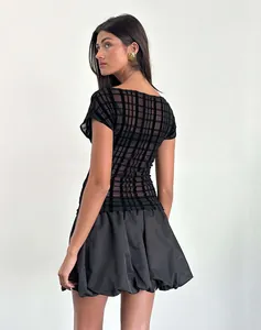 Detaillierte Seitenansicht des sexy transparenten schwarzen Spitzen-Crop-T-Shirts