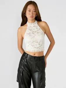Elegante crop top a fascia in pizzo bianco con motivi floreali e dettagli smerlati