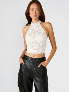 Vista dettagliata di un crop top all'americana in pizzo bianco per un look sexy