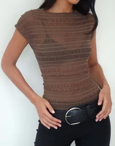 Detailaufnahme eines braunen, transparenten Mesh-Spitzen-Crop-Tops mit horizontalen Streifen.