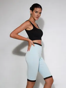 Detailansicht hellblaue Capri-Leggings mit schwarzen Spitzenborten an Saum und Bund
