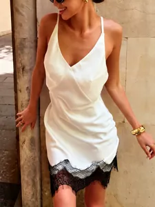 Elegante witte satijnen slipdress met V-hals en zwarte kanten rand, ideaal voor de zomer.