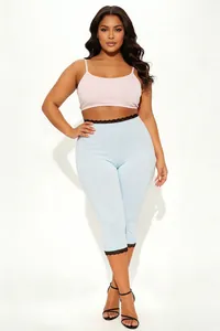 Detailansicht der stylischen hellblauen Caprihose mit schwarzem Spitzenbesatz am Model