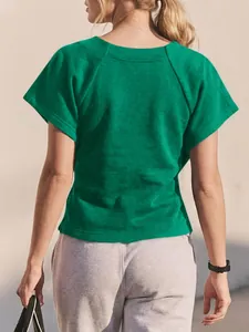 Vista trasera de una sudadera de manga corta verde holgada con cuello redondo para mujer