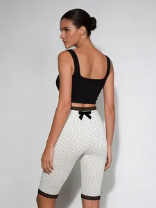 Detailansicht der gepunkteten Leggings mit schwarzer Spitze und Schleife