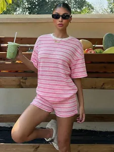 Completo due pezzi in maglia a righe rosa e bianche con maglietta a maniche corte e shorts