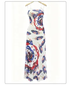Vue de face d'une robe longue à fleurs avec imprimé drapeau américain et plumes