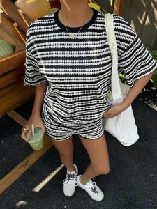 Set casual a due pezzi in maglia a righe bianco e nero con maglietta e pantaloncini per estate