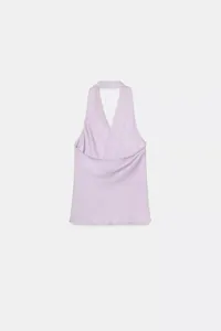 Vista posteriore del top a lupetto lavanda con eleganti dettagli drappeggiati incrociati