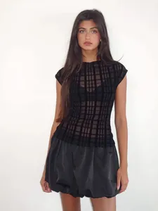 Sexy schwarzes Mesh-T-Shirt für Damen mit durchsichtigem Design und schmaler Passform