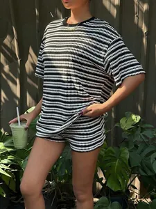 Completo estivo da donna a due pezzi con maglietta e pantaloncini in maglia a righe