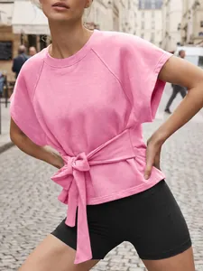 Primer plano de una sudadera rosa de cuello redondo con un elegante lazo en la cintura